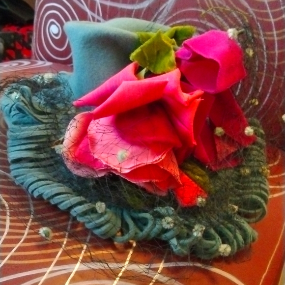 Lady's hat w/wial antique very rare felt with flowers 1920s in great condition - Picture 1 of 16